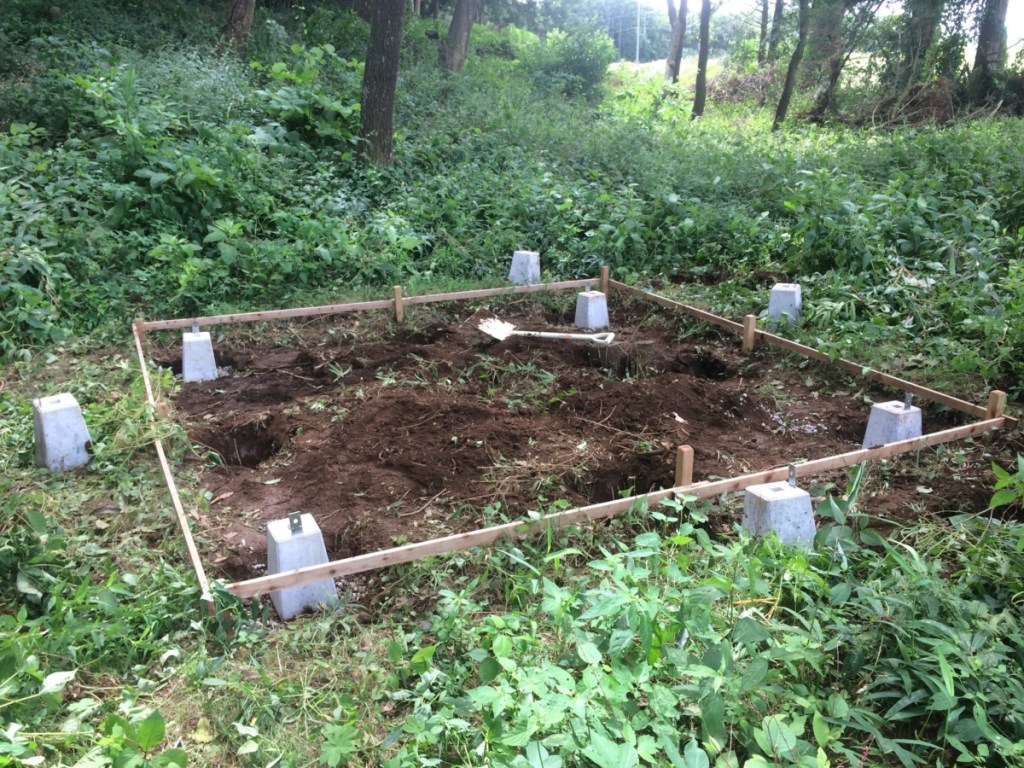 小屋の土台作りに着手しました